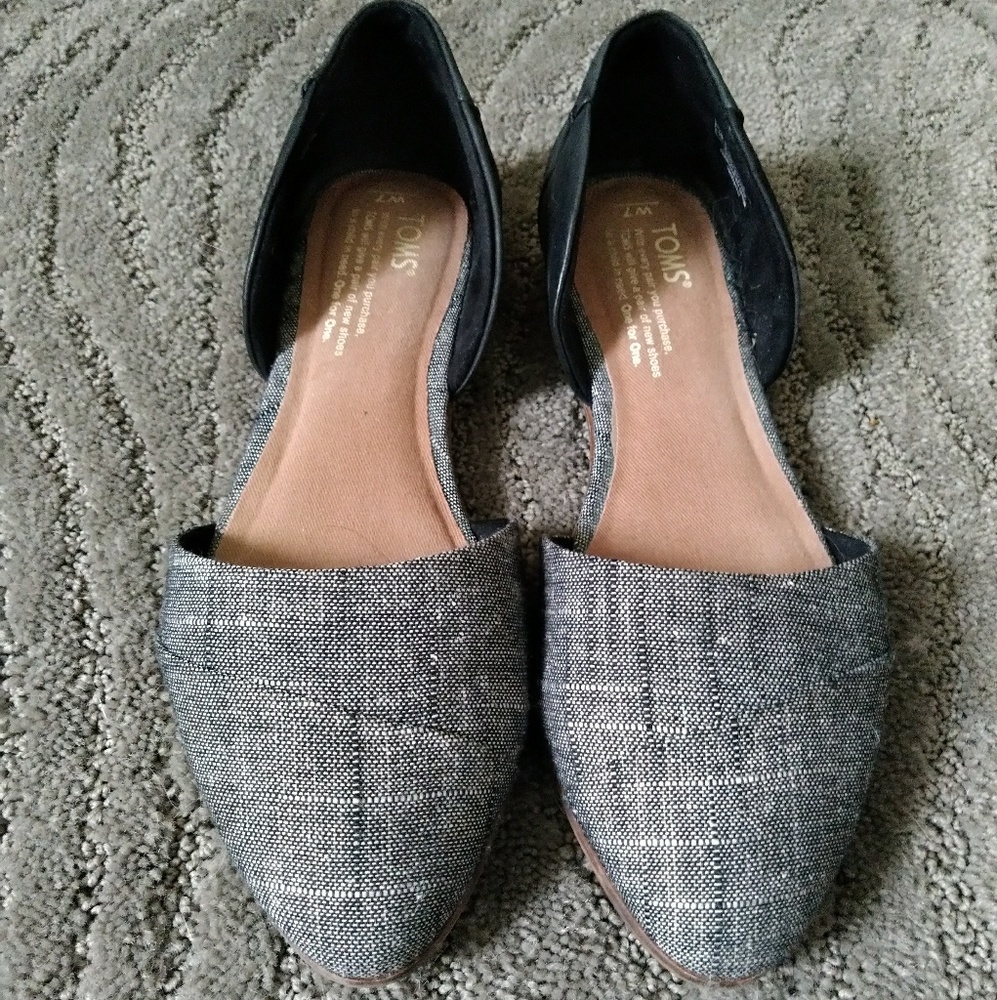 Tom's gray and black pointed d'orsay ballet flat